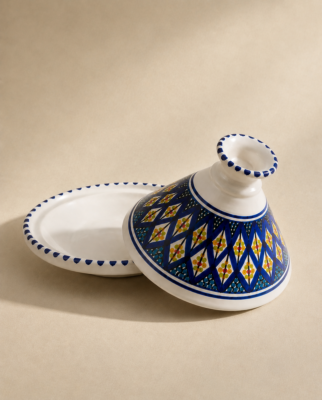 Couvercle de plat à tajine en céramique artisanale tunisienne de la collection Médina.