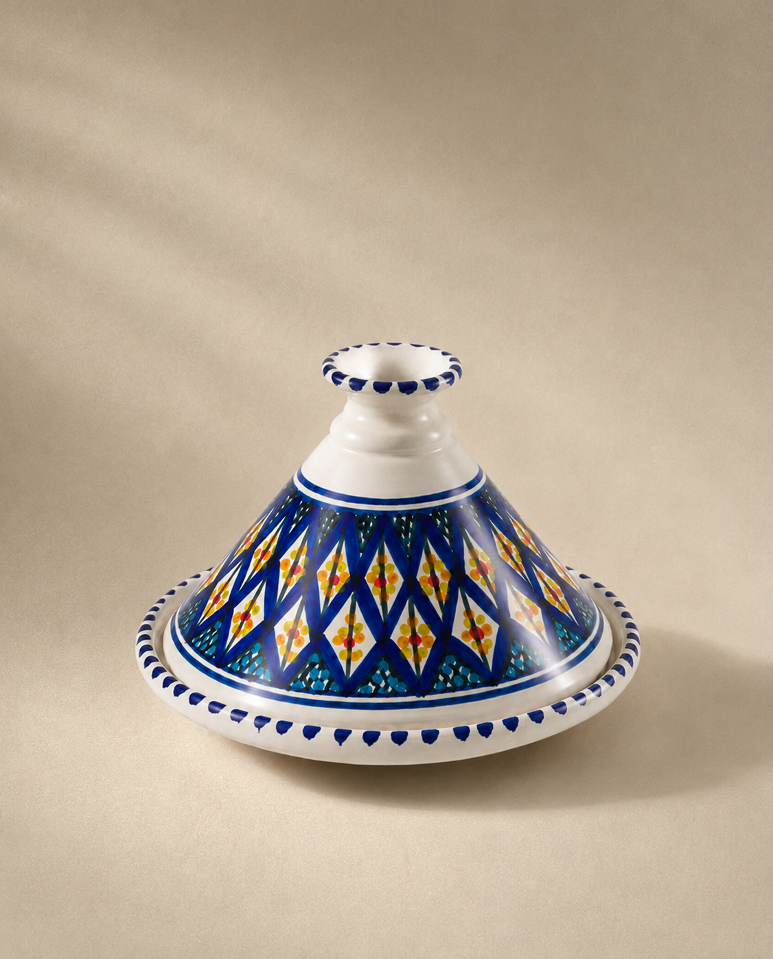 Plat à tajine en céramique artisanale tunisienne de la collection Médina vu de dessus.