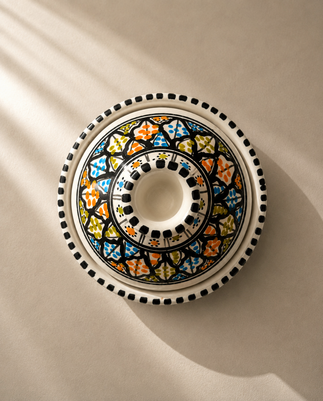 Vue de dessus d'un plat à tajine en céramique artisanale tunisienne de la collection Djerba.