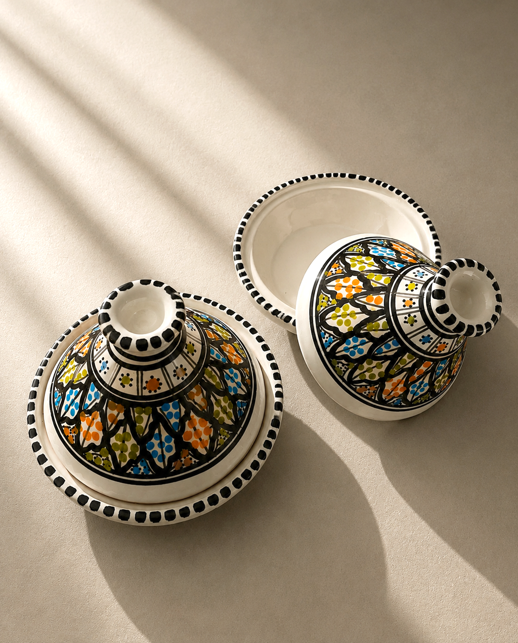 Deux plats à tajine en céramique artisanale tunisienne vus en perspective, collection Djerba.