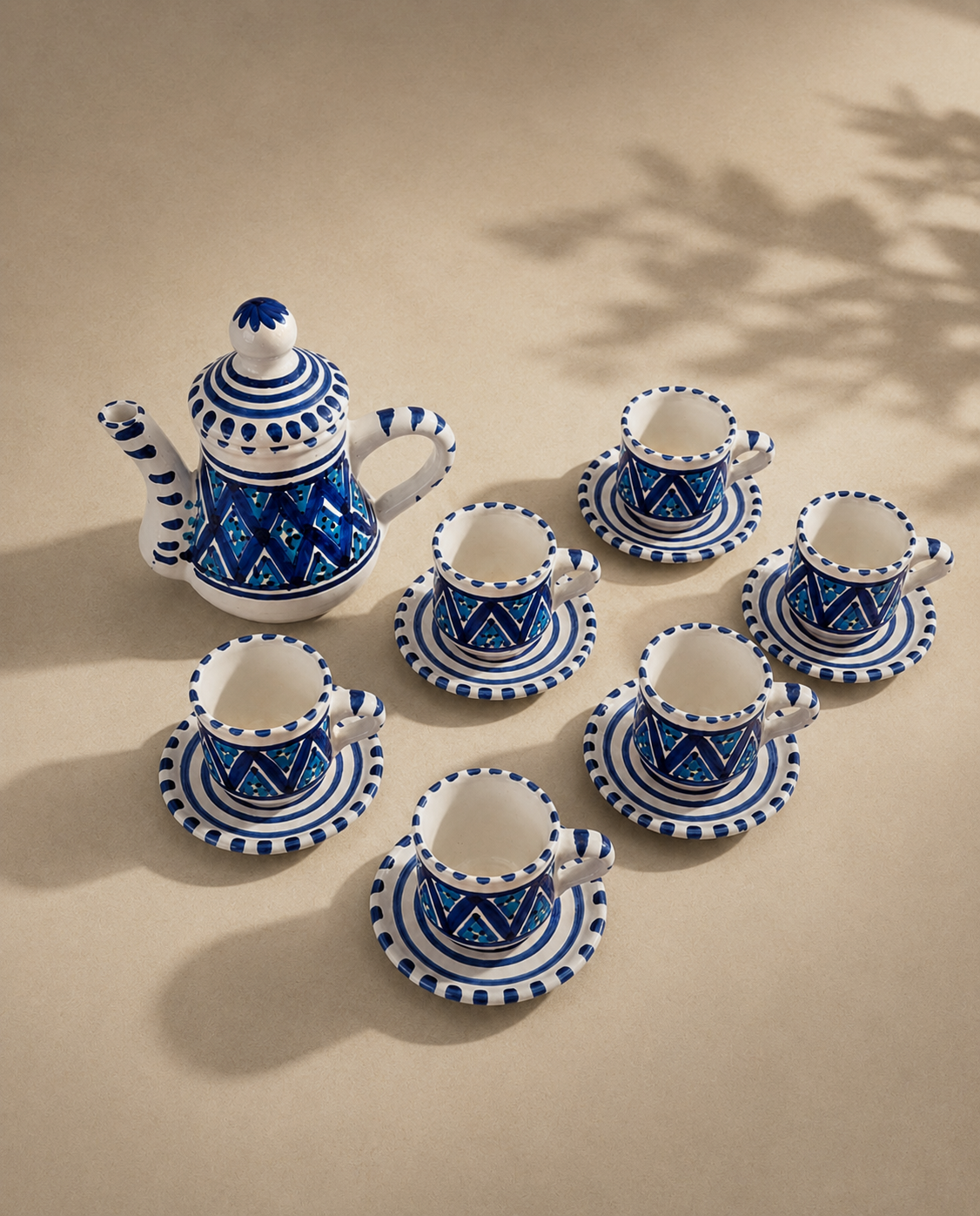 Service à café en céramique artisanale tunisienne de la collection Sidi Bou Saïd.