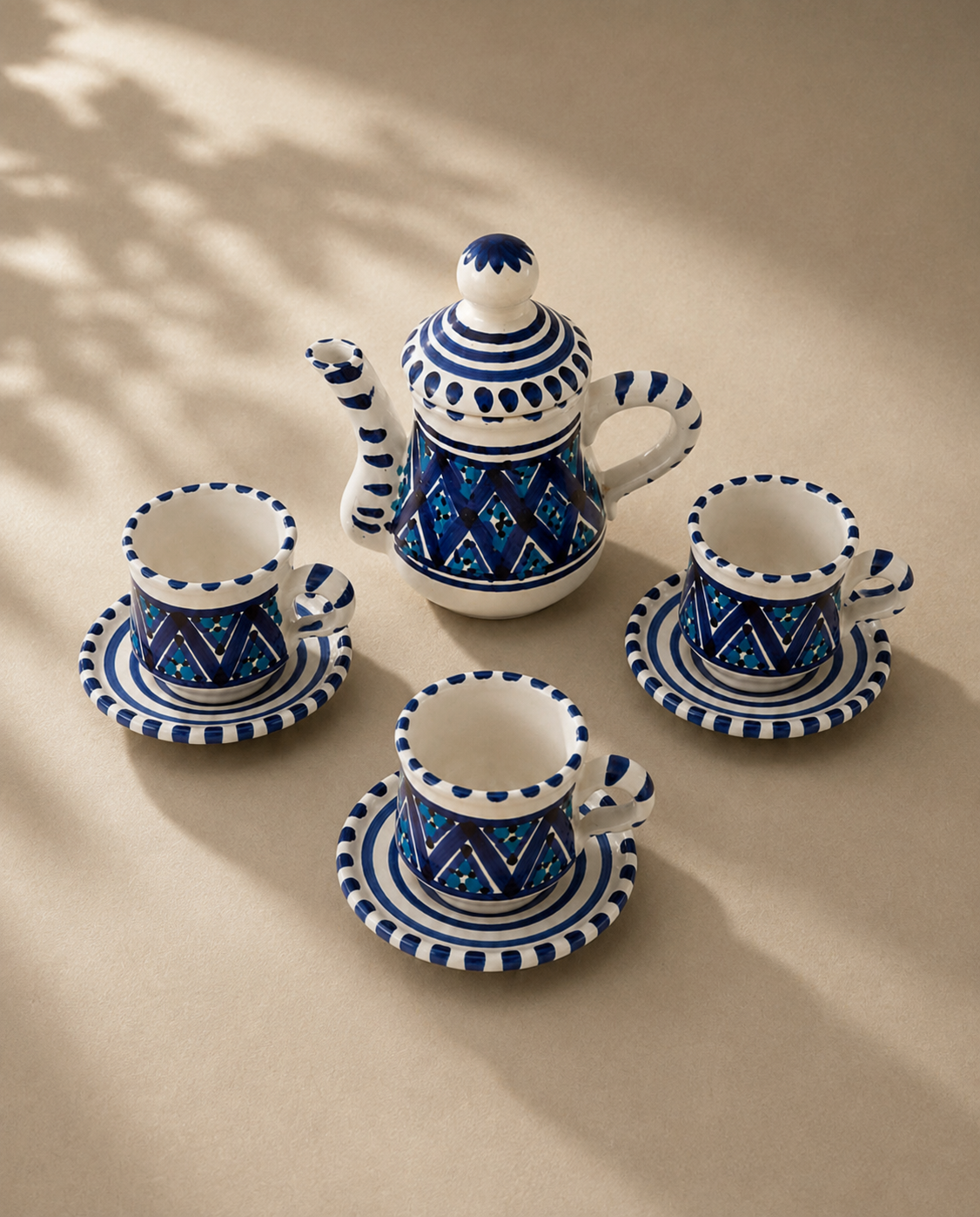 Service à café avec théière en céramique artisanale tunisienne de la collection Sidi Bou Saïd.
