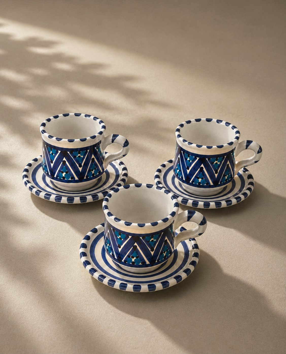 Tasses à café en céramique artisanale tunisienne de la collection Sidi Bou Saïd.