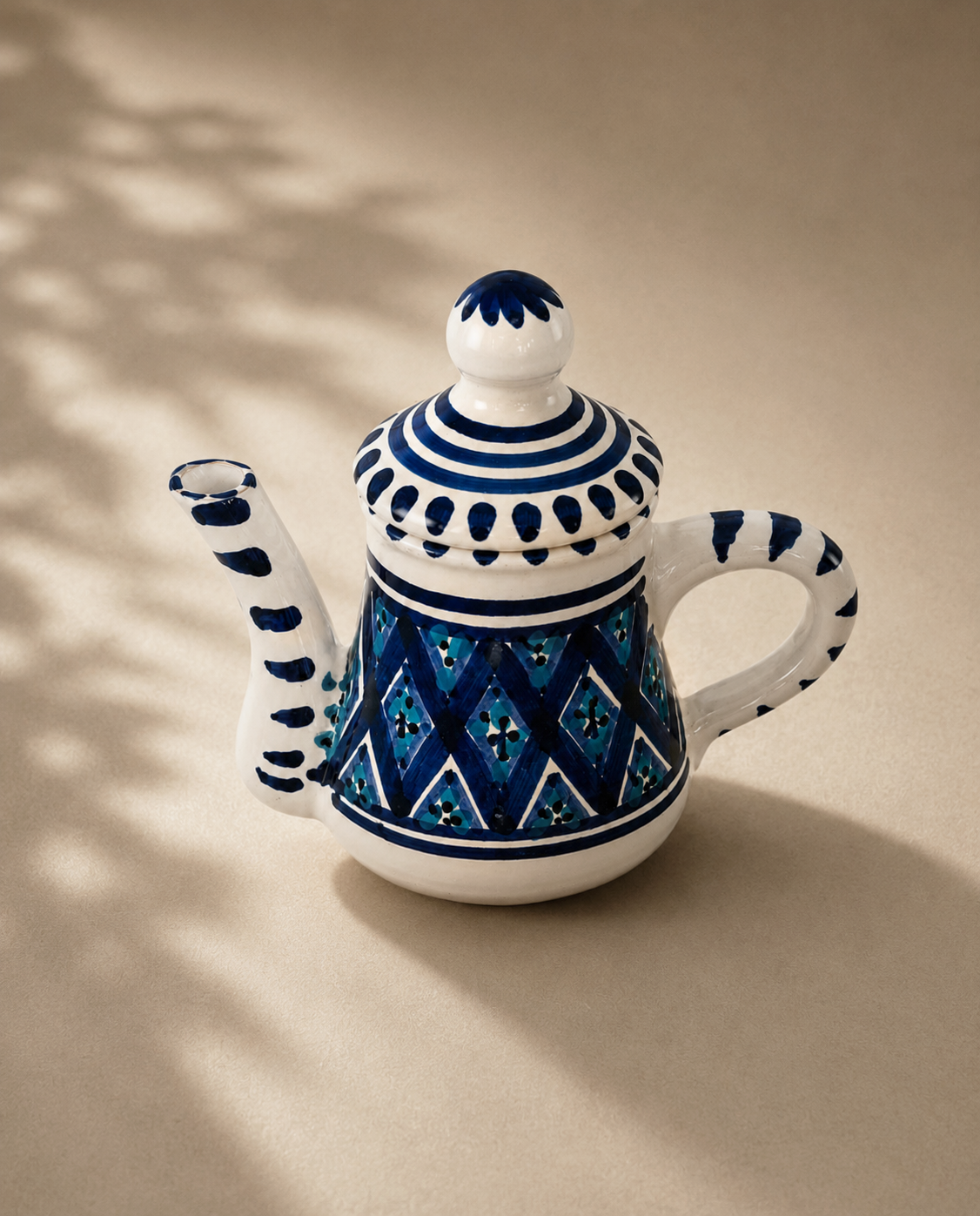 Théière en céramique artisanale tunisienne de la collection Sidi Bou Saïd.