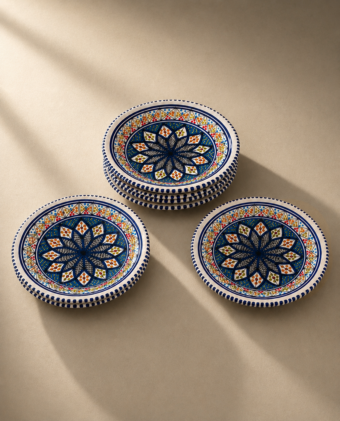Trois assiettes creuses en céramique artisanale tunisienne de la collection Médina.